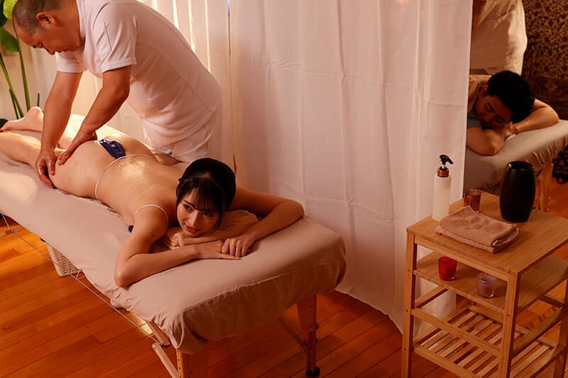 マッサージ師のなすがまま、カーテン越しに上から下まで弄られまくりの人妻たち！！声を殺して、鼻息も荒くオイルで火照ったカラダをふるわせ旦那にバレずにイキ放題っ！！久々の中出しに子宮は切なく痺れ、たっぷり染み込む他人種がメスの性を目覚めさせるっ！！ 8