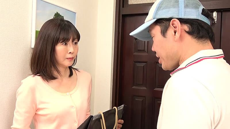 熟妻卑猥ドラマ 旦那嫌いの熟女は宅配男に突然抱きつかれ… 引っ越したとたん大家に尻を揉まれる妻
