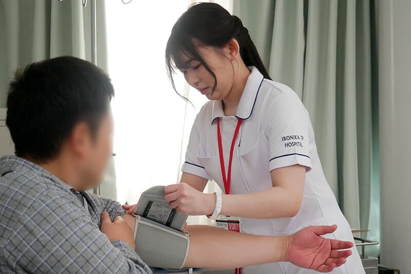 【密着取材】 病院で働く新卒1年目の白衣の天使 上の口は唾液ダラダラ、下の口からは潮ダダ漏れになるひなこさん21歳 瀬戸ひなこ