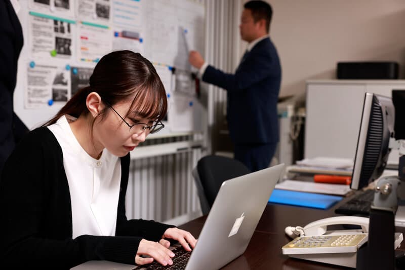 会社で嫌われている地味な先輩とのSEXがドストライクすぎて…