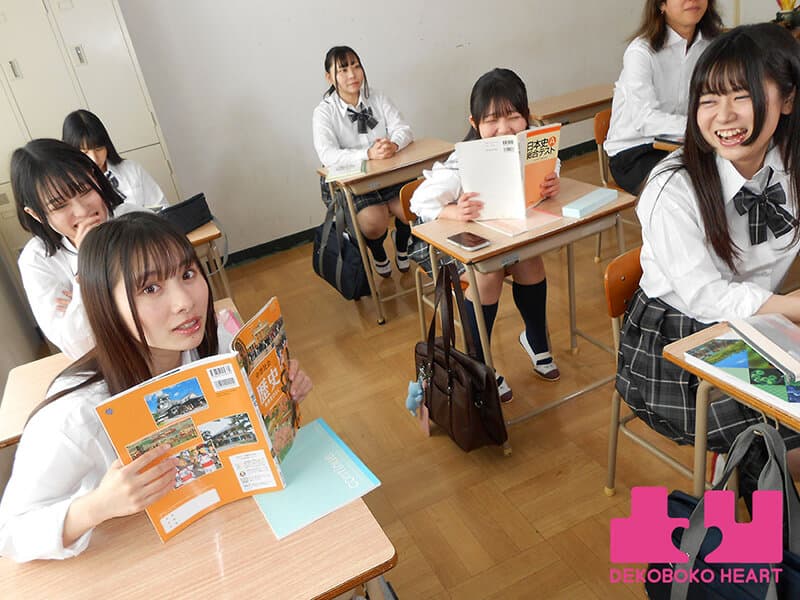 クラスで一番美人なマドンナのパンチラが撮れちゃった！？パンツ写真をオカズにマンズリしていたらバレちゃったけど相互オナニーで好きが溢れて校内レズに発展した 松井日奈子 泉りおん