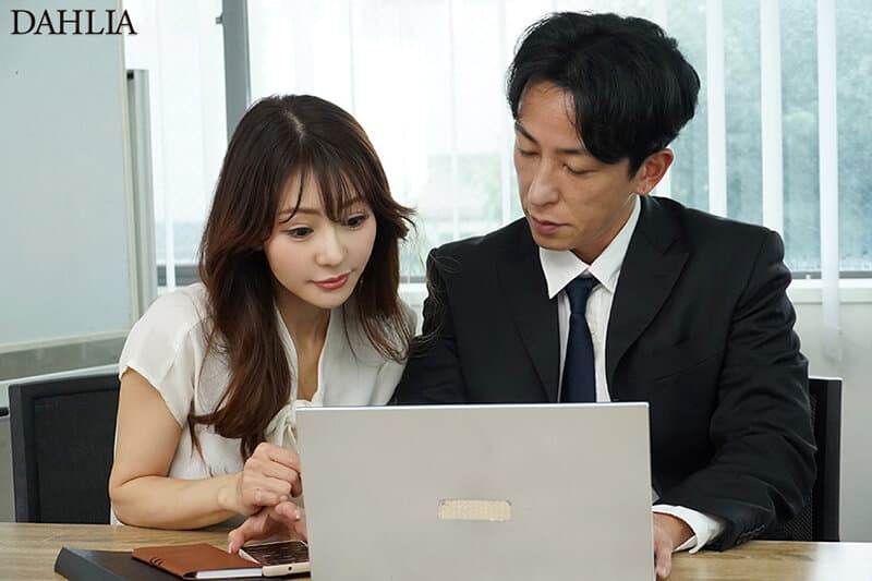 出張先で長年一緒に働く女子社員と相部屋。「お前だけとは無いわ…」と冗談を言い合っていた関係なのにセックスしたら最高すぎた。 小沢菜穂