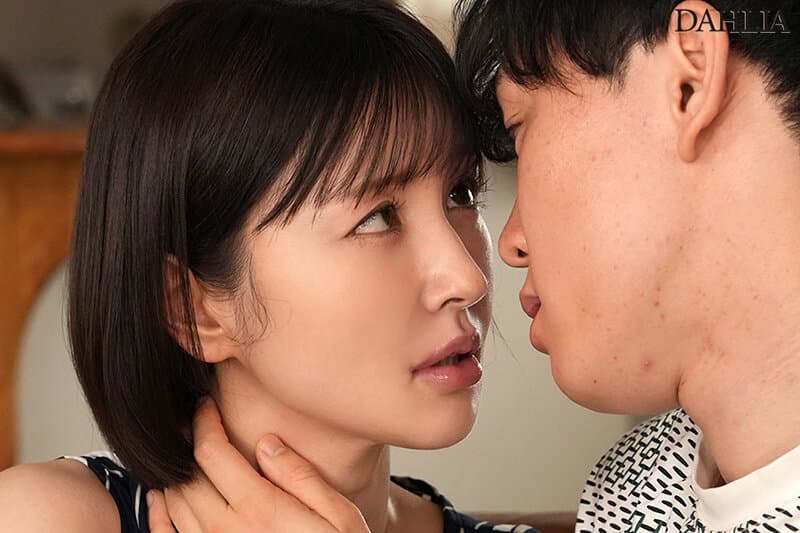 夫の不在中、欲求不満の人妻が唾液を絡ませ自ら腰を振る。接吻中出し不倫 角奈保