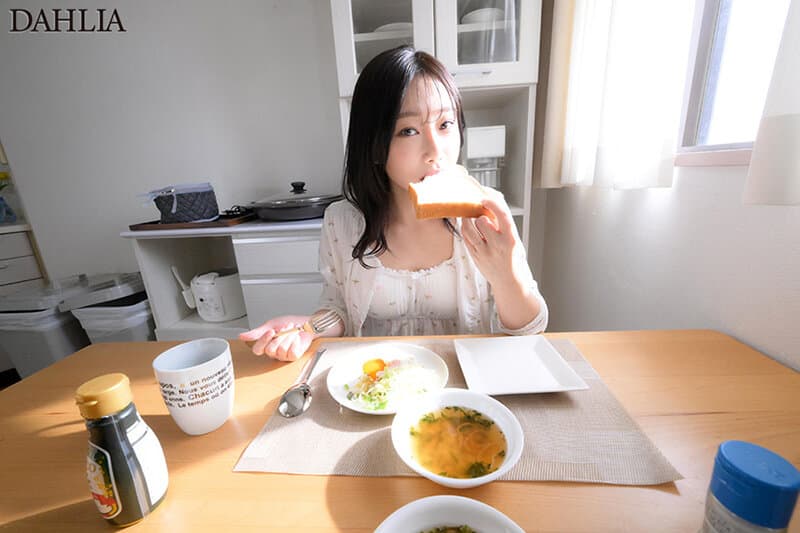 最高の奥さんと、初めてのリアル妊活中出し。緊張ドキドキ密着ハメまくり結婚性活へようこそ！ 三葉ちはる