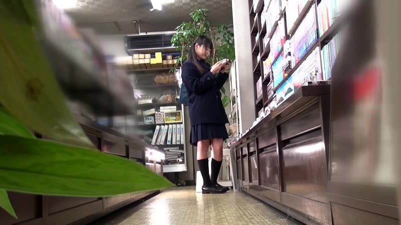 本屋でパンツが立濡れするほど夢中で性知識を勉強しているウブで真面目な生徒会長/風紀委員長/図書委員長のグチョ濡れオマ○コに見知らぬ男たち10人がそっとチ○ポを突っ込み連続生中出ししても妊娠するまで気づかない！！ 3シチュエーション 中出し合計30発！！