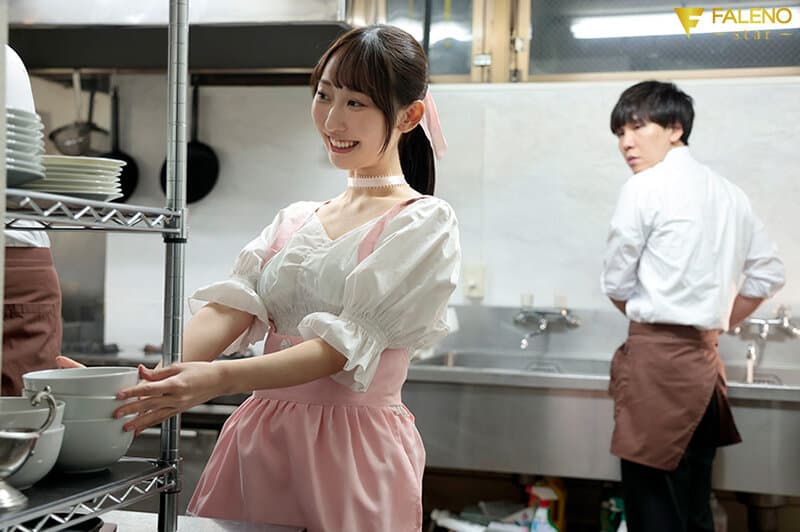 バイト中に彼氏を嫉妬させ仕事中にガン突きSEX 声も出せない状況に興奮して連続イキするド変態ウェイトレス 山下紗和