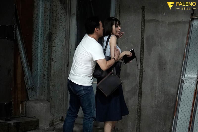 町工場。手錠の鍵は膣の中。あなたは「助けて」と言われ彼女を助けることはできますか？ つばさ舞