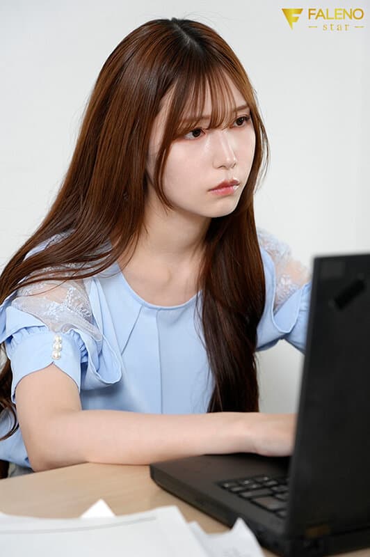 無愛想な美人同僚とお酒の勢いでホテルに行ったら睨まれながらもチ●ポとオマ●コの相性ピッタリ過ぎて残業の度に密会セックスする関係に… 明里つむぎ