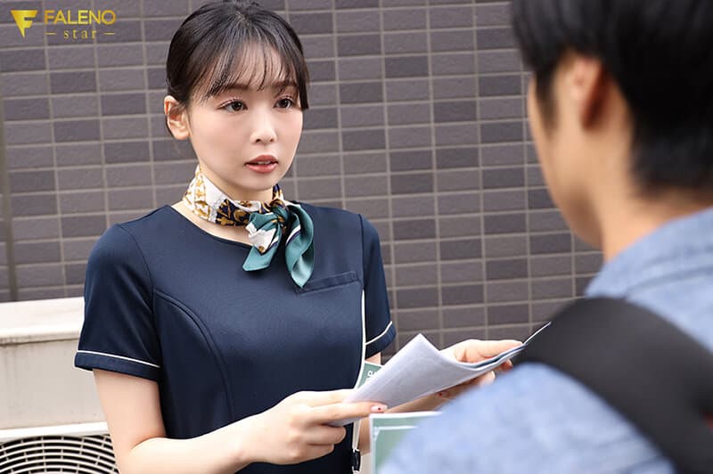 イヤな顔しながらも素股までしてくれた押しに弱いエステティシャンの自宅の‘中’まで‘つきまとい’ 時田亜美