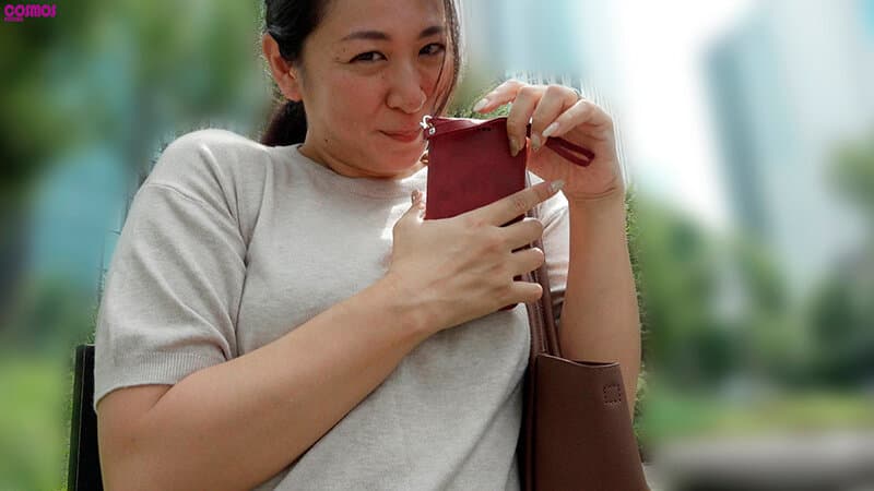 子持ちのおばさんだけどおち〇ぽ欲しいの カエデさん（43歳）