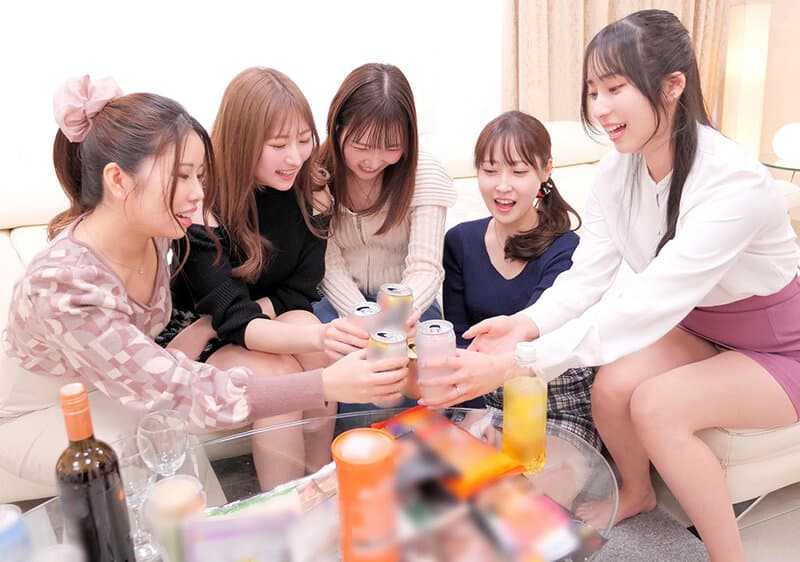 奥様たちが家でママ友会していたら女だけのレズ王様ゲーム→女王様ゲームに！