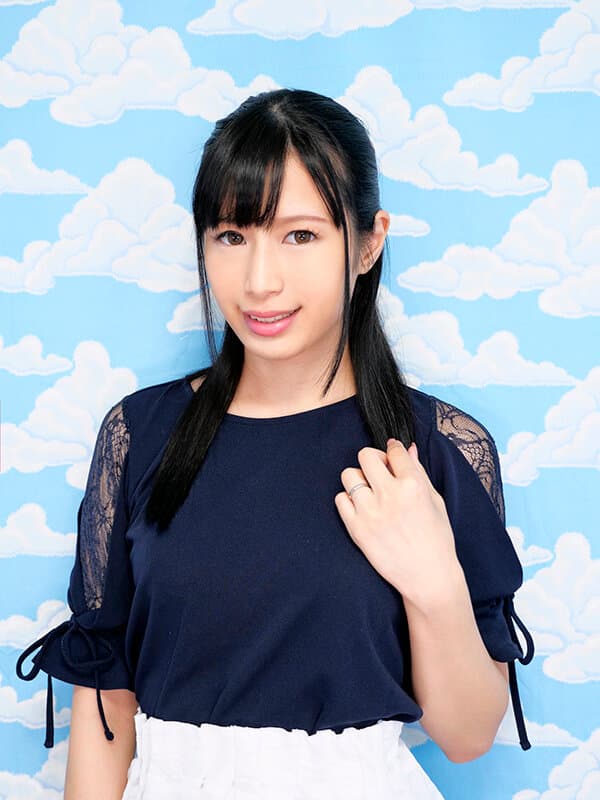 新宿で見つけた心優しい巨乳の人妻さん 童貞くんのオナニーのお手伝いのつもりがセックス練習ってことで素股していてヌルっと入って筆おろし！？ 中条カノン