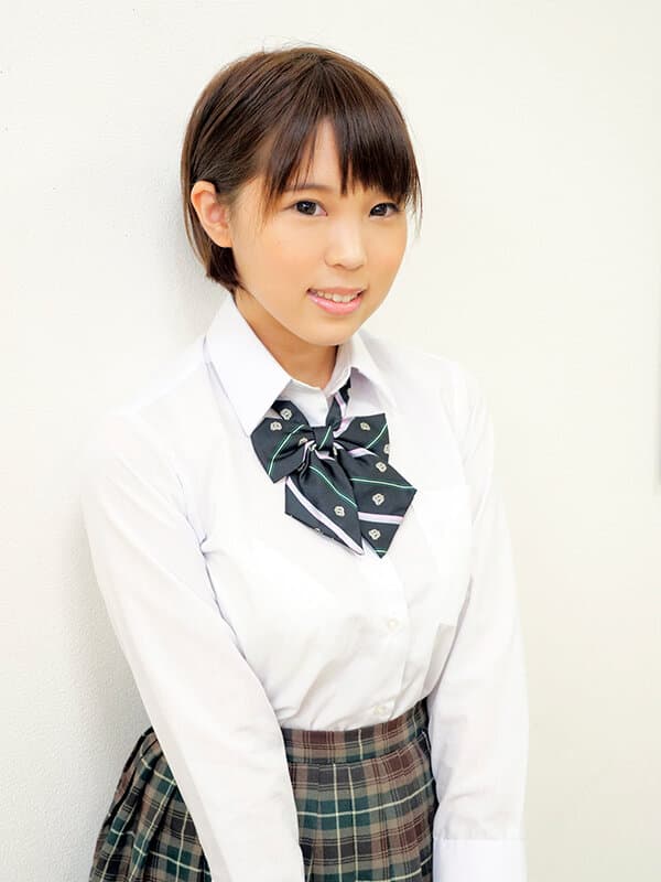 寝ている女子校生の妹にイタズラしていたら逆に生ハメを求められて、もう発射しそうなのにカニばさみでロックされて逃げられずそのまま中出し！ 今井まい