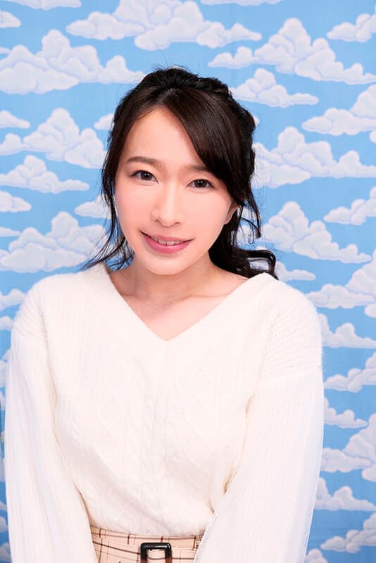 吉祥寺で見つけた心優しい巨乳の女子大生 童貞くんのオナニーのお手伝いのつもりがセックス練習ってことで素股していてヌルっと入って筆おろし！？ 春風コウ