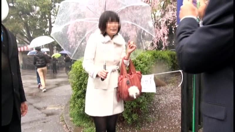 追跡FUCK！！ 続・人妻ナンパ258 ～「雨の桜」上野・御徒町土下座～