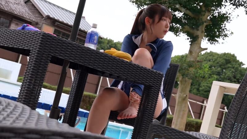 合宿中の水泳部巨乳女子大生 競泳水着を脱がせて背後からノンストップ乳首責め！敏感なおっぱいの先っちょをしつこく攻められ腰をクネらせて、人生初のビーチク失禁イキ潮！！発情オマ〇コを激ピスされたら中出しもすんなりOKしちゃう！？～あやかちゃん編～