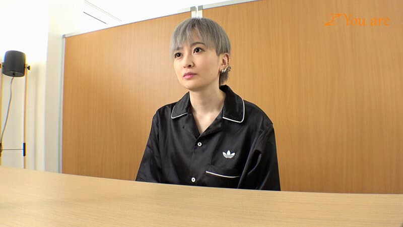 タレント志望の関西弁な銀髪ボーイッシュFカップ女子！AV面接で即日ハメて腹奥まで突かれてイキ狂う！ 沢尻ウタ