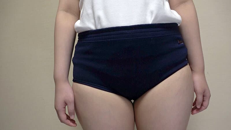 日々樹梨花 ムチムチ美尻 神ブルマ 美少女やぽっちゃり娘らにピチピチブルマ＆体操着を着せ、ハミパン、ムレムレワレメを毛穴まで見えるほどの超ドアップ接写！さらに尻コキ、着衣お漏らし放尿やブルマぶっかけ等ブルマ好きに送る完全着衣フェチAV