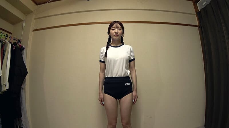 神乃るな ムチムチ美尻 神ブルマ 美少女やぽっちゃり娘らにピチピチブルマ＆体操着を着せ、ハミパン、ムレムレワレメを毛穴まで見えるほどの超ドアップ接写！さらに尻コキ、着衣お漏らし放尿やブルマぶっかけ等ブルマ好きに送る完全着衣フェチAV