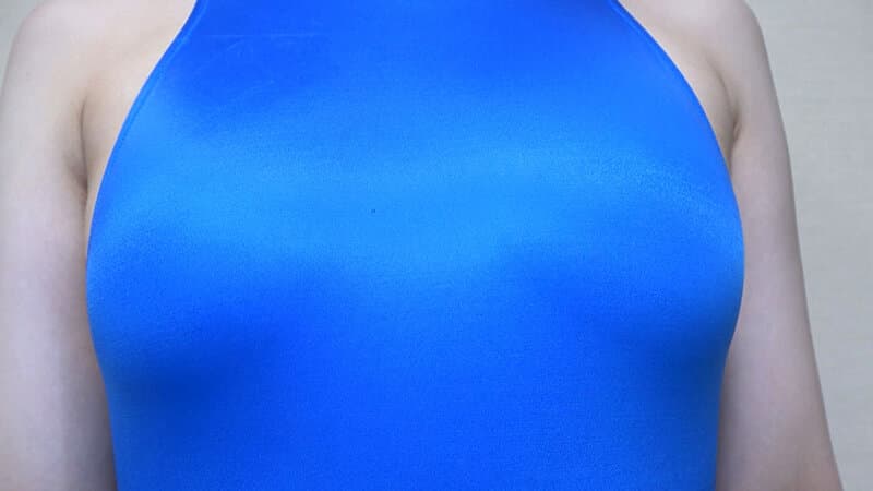 永野鈴 濡れてテカってピッタリ密着 神競泳水着 可愛い女子の競泳水着姿をじっとりと堪能！着替え盗撮から始まり貧乳から巨乳にパイパン、ハミ毛、ジョリワキ等のフェチ接写やローションソーププレイや競泳水着ぶっかけ等を完全着衣で楽しむAV