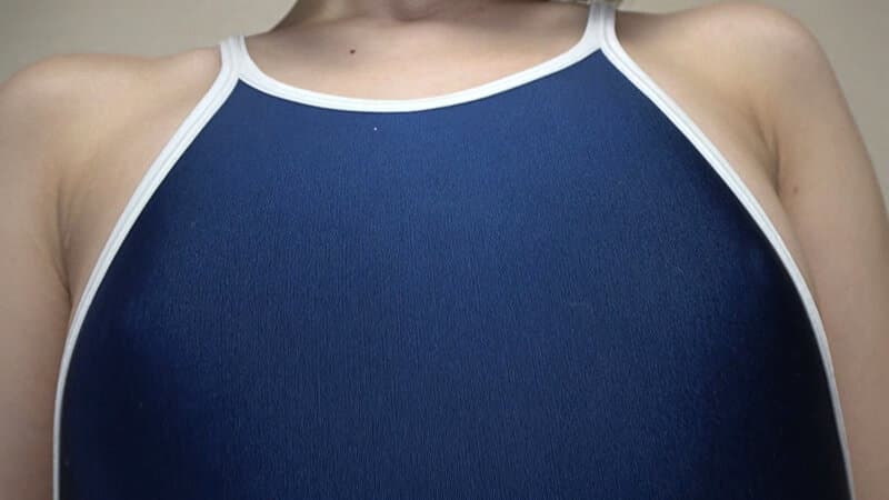 雨宮あや花 濡れてテカってピッタリ密着 神スク水 可愛い女子のスクール水着姿をじっとりと堪能！着替え盗撮から始まり貧乳から巨乳にパイパン、ハミ毛、ジョリワキ等のフェチ接写やローションソーププレイやスク水ぶっかけ等を完全着衣で楽しむAV