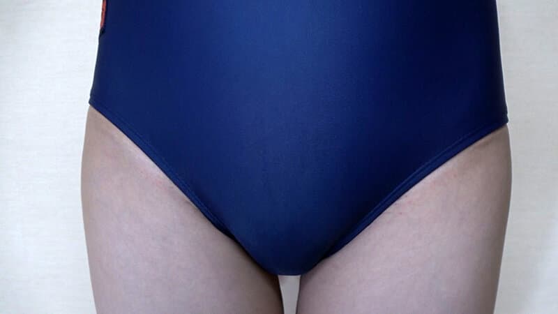 瀬戸ひなこ 濡れてテカってピッタリ密着 神スク水 可愛い女子のスクール水着姿をじっとりと堪能！着替え撮影から始まり貧乳から巨乳にパイパン、ハミ毛、ジョリワキ等のフェチ接写やローションソーププレイやスク水ぶっかけ等を完全着衣で楽しむAV