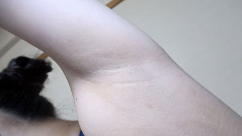 みひな 濡れてテカってピッタリ密着 神スク水 可愛い女子のスクール水着姿をじっとりと堪能！着替え撮影から始まり貧乳から巨乳にパイパン、ハミ毛、ジョリワキ等のフェチ接写やローションソーププレイやスク水ぶっかけ等を完全着衣で楽しむAV