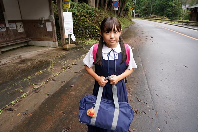 見ず知らずのおじさんたちの欲望を小さな小さな身体で受け止める。いたずら温泉旅行 。 生まれてはじめての撮影 せなちゃん