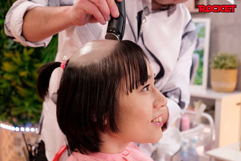 妄想アイテム究極進化シリーズ 無様エロ洗脳アプリスピンオフ ガチ丸坊主編 ～無様なスキンヘッドになる不幸が降りかかり洗脳が進むと羞恥芸も全力でやってしまう女に改変～