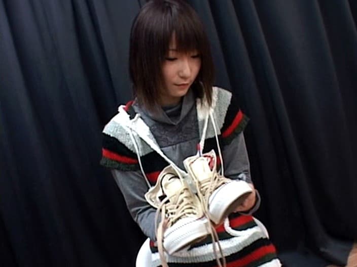 爆音バイブ付きスニーカーを履いて新宿ア○タ前に初めてのアクメお散歩にイクッ！！