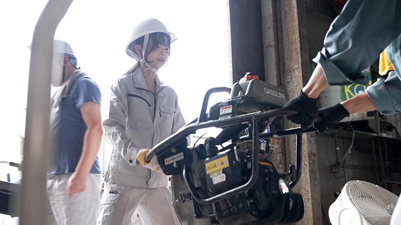 ピストンバイブ解体女子‘実習’という名のシゴキにもめげずに男社会で解体工を目指す純朴研修生に密着