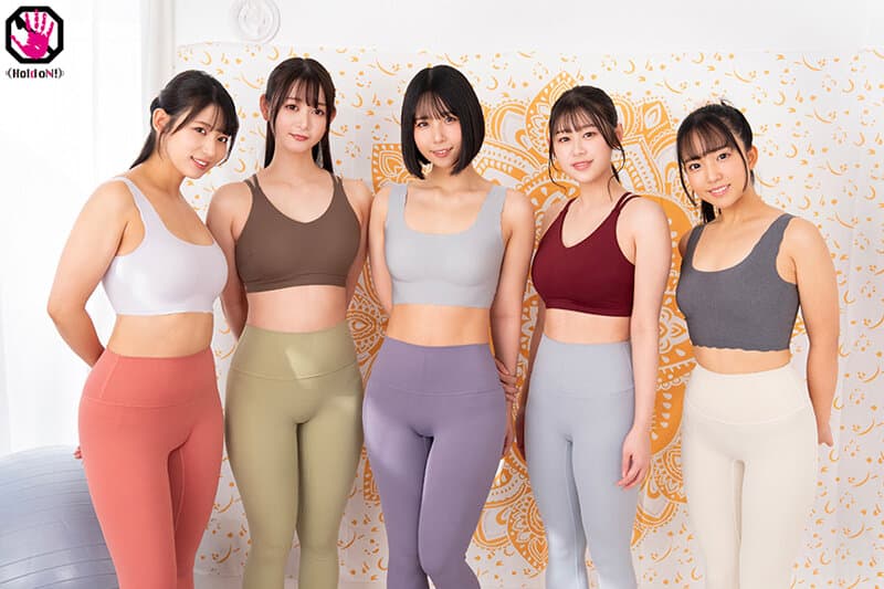 ヨガ体験教室の生徒で男は僕だけ…エロ目的での参加だと誤解されてはいけないと思えば思う程、美人インストラクターの突き出した美尻を見てチ●ポが反応してしまう…。下腹部の膨らみを見つかった僕は、体験コースには含まれていない集団エロレッスンに身を委ねてみる…（2）