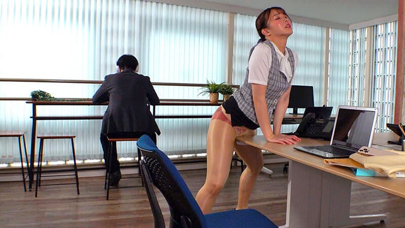 バレたらマズイ状況でこっそり吐息を漏らす 働くオンナのパンスト角オナニー