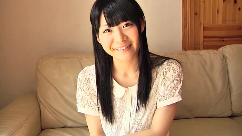 ハダカの美少女。アソコはパイパン。