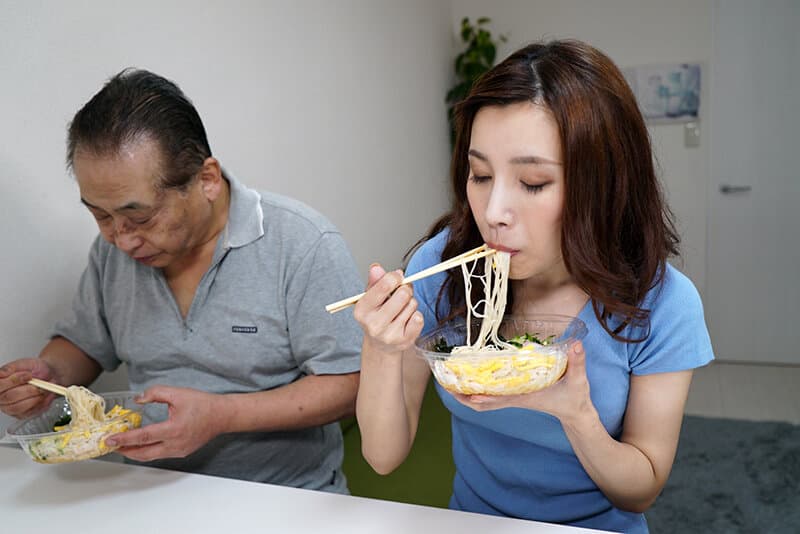 義父を弄ぶ淫乱痴女妻 三ツ星ひかる
