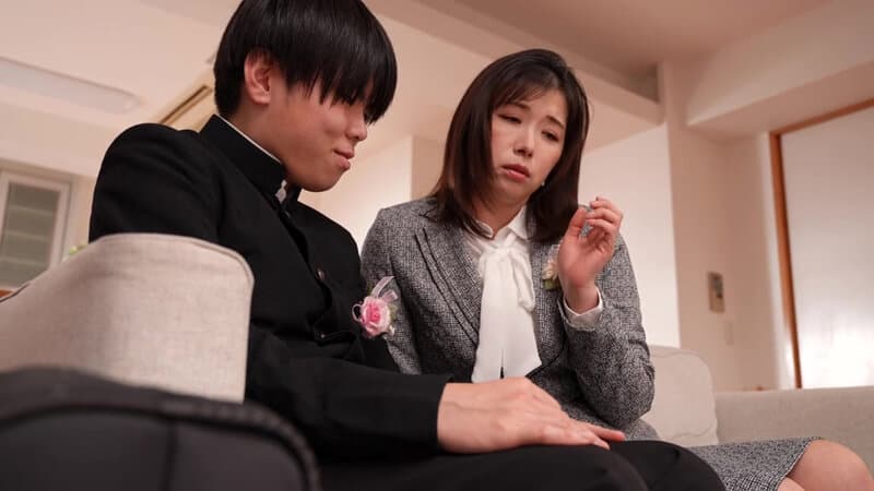 愛する息子の卒業記念に筆おろし