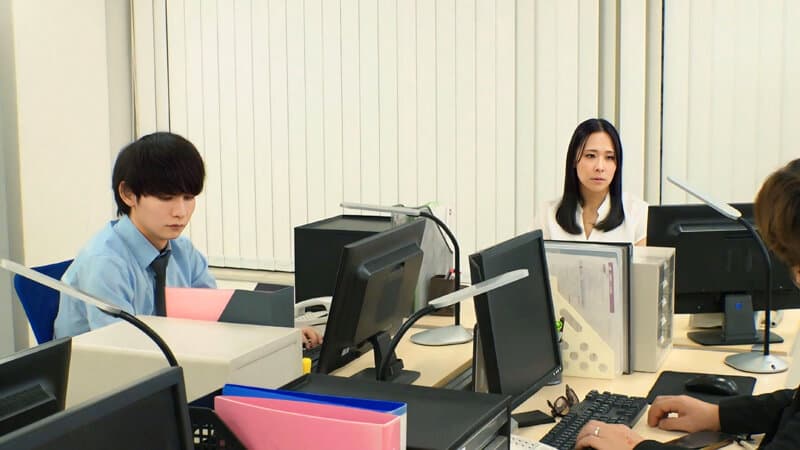 人妻おばさん女上司は毎日が発情期！部下との熱いオフィス情事！山本かをり