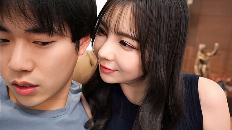 可愛いけどマグロで全然感じない僕の彼女…その母親は全身が性感帯の絶倫女性 何もしてくれない娘に不満を抱える俺に「女はね、感じさせてこそ感じるの」と全身で教えてくれた ？絡みつく舌、離れない腰、ずっと中で求められた夜？吉澤友貴