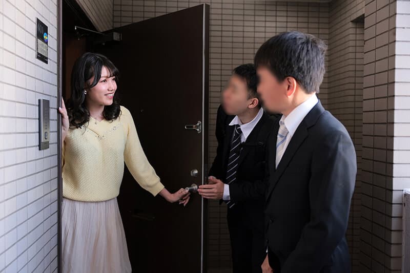 夫の部下たちから逆恨み中出しをされて色情魔へと豹変したパワハラ部長の奥さん 岬さくら