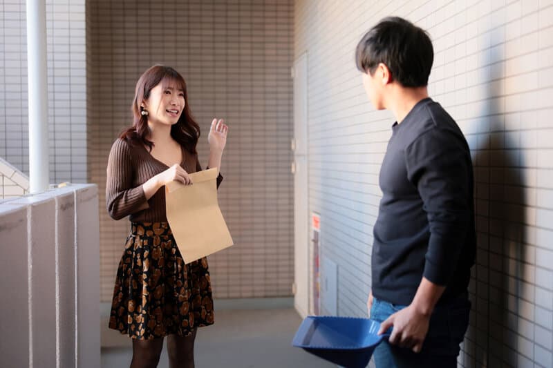 隣人妻の淫らな恩返し スケ透けコスプレで誘惑されて… 十束るう