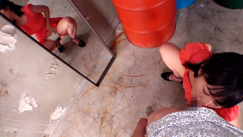 濃厚フェラしてくれている女の子の緩んだ股間の奥に見えるパンチラで異様に興奮します！2