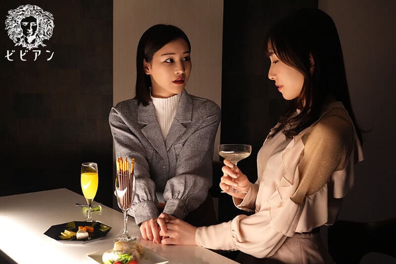 飛行機事故を乗り越えて... 恋人を失いトラウマ禁欲で敏感になったカラダを貪り合い、過去を忘れるほどに超快楽に溺れていく濃密CAレズビアン