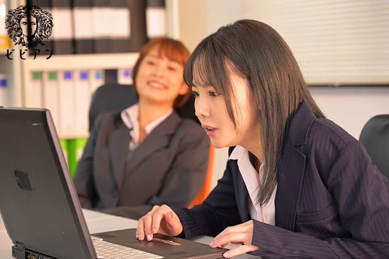 怠け癖のある干物女と思っていた先輩が実はシゴデキ。ギャップありすぎの濃厚キスでレズ堕ちした私 やらかし窓際先輩×期待の新人後輩 オフィスレズビアン 美ノ嶋めぐり 玉城夏帆