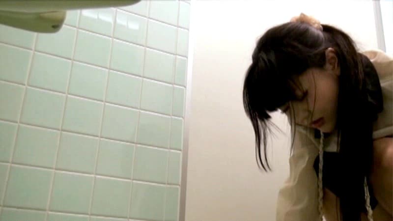 盗撮 トイレ故障中 間に合わずに脱糞してしまった女の子たちはその大量のウンコをどうするのだろうか！？