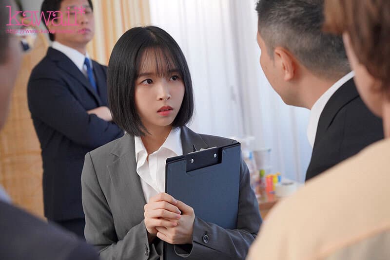 もう23歳なのに童顔なばかりに全裸よりも恥ずかしいジュニア水着のモデルをさせられて… 日向なつ