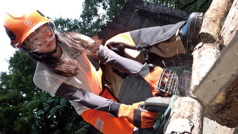 林業女子！作業はいりまーす 可愛すぎる林業女子と森の中で野外セックス