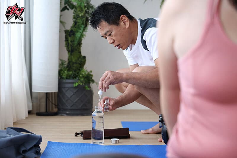 媚薬を盛られ発汗発情！自然と下品ガニ股ジョバジョバお漏らし！ガクガク痙攣敏感ホットヨガ教室 栗山莉緒