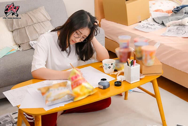 「お願い！チ○ポ見せて！」新刊のために美白ふわとろ巨乳で僕をフル勃起させてくる隣のエロ同人作家お姉さん。 雪代一鳳