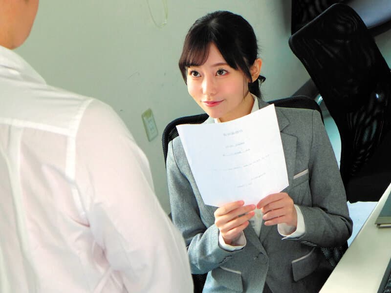 生徒の僕と淫行したことがバレて学校をクビになった女教師と5年ぶりに再会 舌と舌を絡め合わせずっと使ってないチ○ポとマ○コが合体しまくり夜明けまで何度も生中出し 秋元さちか