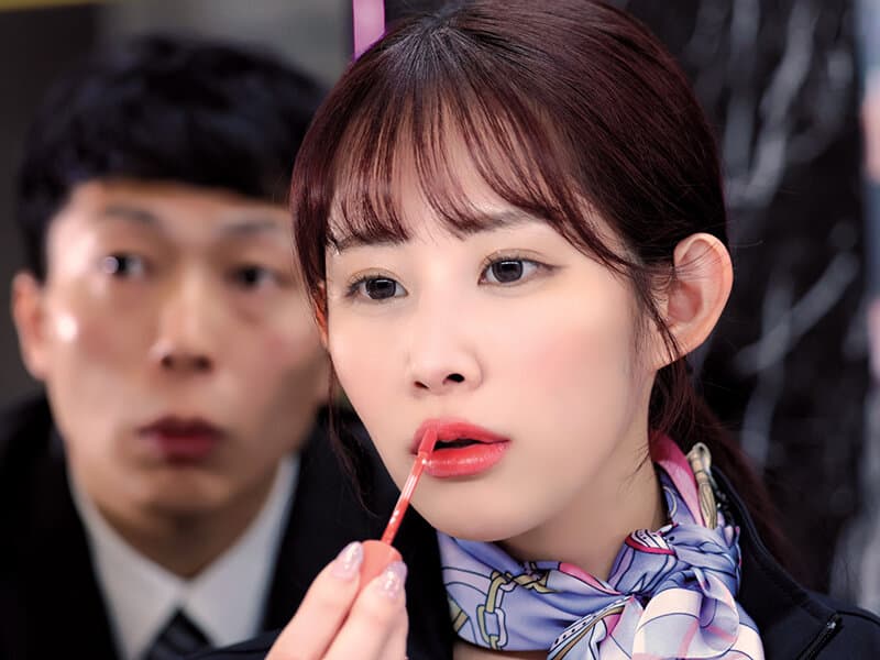 妻の付き添いで立ち寄った化粧品フロアの美容部員が肉厚ぽってり唇にソソる目つきの顔面性器で一生一度の浮気チャンス 妻の目を盗んでは交わす濃厚接吻と吸い犯しキスマーキングにもう戻れず合体ベロキスフルパコ中出し不倫 二羽紗愛